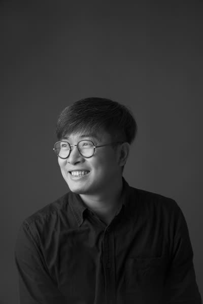 靳埭强肖像