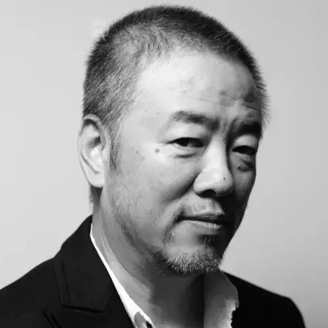 韩家英肖像：黑白照片，短发蓄须的深色西装设计