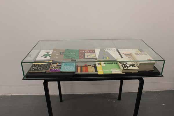 执教50年作品展现场：玻璃展柜里平铺其书籍设计