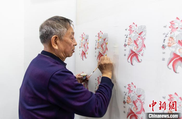 画师为套印好的年画手工彩绘