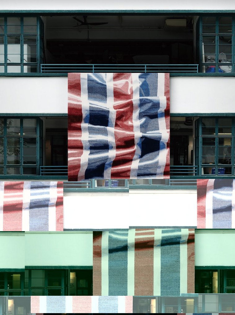 《Hong Kong Walk On》手织地毯像一块帆布那样挂在唐楼窗外