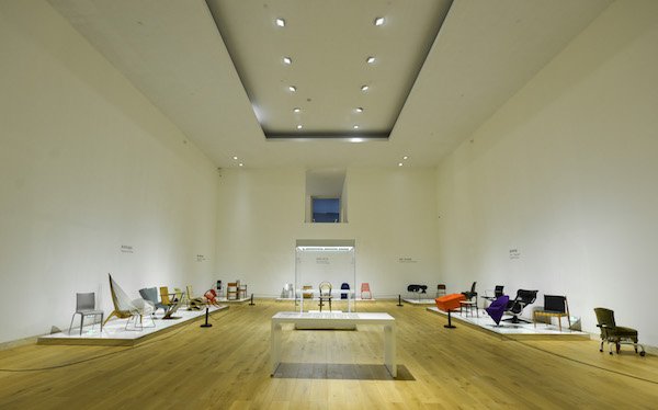 中国国际设计博物馆开馆展厅：现代设计名椅沿两侧墙列队，中央一件放进展柜